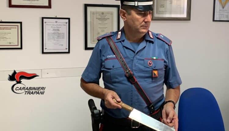 Bonagia (Trapani): scaglia il pitbull contro i carabinieri e prova a colpirli con una mannaia.