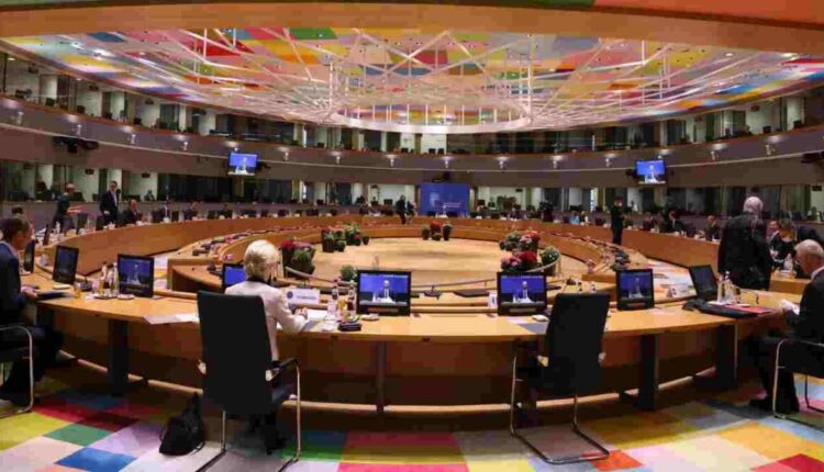 Consiglio Affari Esteri UE su Israele: effettuata una riunione straordinaria Si è svolta l’11 ottobre 2023, una videoconferenza straordinaria del Consiglio Affari Esteri dell’Unione Europea, dedicata alla situazione in Israele. Presente il Ministro degli Affari Esteri Antonio Tajani. l Vicepresidente del Consiglio e Ministro degli Affari Esteri e della Cooperazione Internazionale, On. Antonio Tajani, ha partecipato oggi in videoconferenza a una riunione straordinaria del Consiglio Affari Esteri dell'Unione europea, interamente dedicata alla situazione in Israele e nella regione. Sotto la presidenza dell'Alto Rappresentante Josep Borrell, i 27 rappresentanti hanno avuto un confronto sui più recenti sviluppi dell'attacco di Hamas contro Israele. Nel corso del suo intervento il Vicepremier ha ricordato che "l'Italia condanna il gravissimo atto di ingiustificata aggressione compiuto da Hamas contro Israele, cui va tutta la nostra solidarietà e il nostro pieno sostegno". Ha anche sottolineato che "siamo pronti a contribuire in ogni modo agli sforzi della Comunità Internazionale volti a favorire una de-escalation tra le parti e prevenire un allargamento del conflitto". Tajani ha quindi menzionato la sua imminente visita al Cairo, ove incontrerà il Presidente Sisi, il Ministro degli Esteri egiziano Shoukry e il Segretario della Lega Araba Gheit. Durante la riunione è stato unanime l'appello al rilascio degli ostaggi e a far cessare immediatamente gli attacchi terroristici contro la popolazione civile. Altrettanto condiviso il richiamo all'urgenza di rilanciare il Processo di Pace in Medio Oriente. Con riferimento alla questione dell'assistenza finanziaria dell'UE alla Palestina, il Vicepremier ha attirato l'attenzione sull'opportunità che, a seguito delle nuove circostanze, "non vi sia alcun abuso di tali fondi". Egli ha infine osservato che "l'Italia sta valutando scrupolosamente l'allocazione di fondi, monitorando la situazione umanitaria sul terreno". La riunione è terminata con un aggiornamento che il Ministro finlandese ha fornito ai colleghi sull'attacco al gasdotto sottomarino tra Finlandia ed Estonia avvenuto lo scorso 8 ottobre.