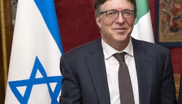 Il Presidente del Consiglio Giorgia Meloni ha incontrato i familiari delle vittime e degli ostaggi dell’attacco terroristico di Hamas del 7 ottobre scorso Sono state accolte ed incontrate dalla Presidente del Consiglio dei ministri, presso Palazzo Chigi, i familiari delle vittime e degli ostaggi dell’attacco terroristico attuato da Hamas lo scorso 7 ottobre. Il Presidente del Consiglio, Giorgia Meloni, ha incontrato oggi a Palazzo Chigi una delegazione dei familiari delle vittime e degli ostaggi del brutale attacco terroristico di Hamas del 7 ottobre scorso. Nel corso dell'incontro, il Presidente ha ascoltato le storie dei familiari e ha espresso il profondo sgomento per la ferocia con la quale Hamas si è accanito contro civili inermi, casa per casa, non risparmiando neppure donne, bambini e anziani. Il Presidente Meloni ha rinnovato la solidarietà e la vicinanza del Governo allo Stato d'Israele, ha ribadito la forte preoccupazione per gli ostaggi e ha confermato il suo impegno per la loro liberazione immediata. Ad accompagnare la delegazione l'Ambasciatore d'Israele in Italia Alon Bar, il Presidente dell'UCEI Noemi Di Segni e il Presidente della Comunità Ebraica di Roma Victor Fadlun. Nel pomeriggio si era tenuto un incontro tra il vicepremier e ministro Matteo Salvini e la delegazione civile israeliana di sopravvissuti e di familiari degli ostaggi. Secondo quanto emerge dalle comunicazioni del ministero è stato un "confronto molto toccante: il Vicepremier e Ministro ha ascoltato alcune testimonianze". Sono stati presenti anche l'ambasciatore di Israele in Italia Alon Bar e la presidente dell'Ucei Noemi Di Segni. Il ministro Matteo Salvini ha confermato le intenzioni affinchè "ogni forma di antisemitismo venga sradicata", esplicitando l'impegno del governo italiano nel fare quanto sia il possibile per la liberazione degli ostaggi.