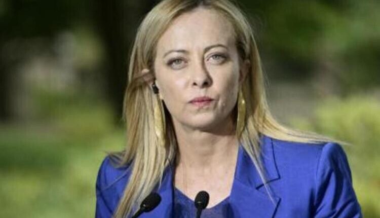 La Premier Giorgia Meloni in visita alla Sinagoga di Roma, “c’è odio verso un intero popolo” La Presidente del Consiglio ha visitato la Sinagoga di Roma rilasciando dichiarazioni di solidarietà e sostegno del Governo italiano. Dopo la visita presso la Sinagoga di Roma la Premier ha rilasciato forti dichiarazioni in merito alla solidarietà ed il sostegno del governo italiano nei confronti dell’accaduto in Israele. Secondo la presidente è necessario “intensificare la protezione dei cittadini di religione ebraica anche sul nostro territorio perché il rischio di emulazione degli atti criminali da parte di Hamas potrebbe arrivare anche da noi. Difenderemo questi cittadini, da ogni forma di antisemitismo". Le parole di G. Meloni condannano l’accaduto descrivendo l’attacco come un odio verso un popolo che aggrava il “normale” tragico e terribile scenario di guerra. "Nella caccia casa per casa ai civili, nel rastrellamento di bambini, giovani, c'è l'odio verso l'intero popolo", afferma. "Qualcosa di più per la lotta contro lo stato di Israele e quindi io penso che difendere il diritto all'esistenza e alla difesa di Israele significa difendere questi giovani, questi bambini, queste donne e credo che chiaramente bisogna intensificare la protezione dei cittadini di religione ebraica, anche sul nostro territorio perché il rischio di emulazione degli atti criminali da parte di Hamas potrebbe arrivare anche da noi", prosegue la Premier, confermando l’impegno del governo nella tutela dei diritti dei cittadini : "Quindi sono qui a dire che difenderemo questi cittadini, da ogni forma di antisemitismo". Per quanto riguarda la presenza di italiani in Israele la Premier si sofferma dichiarando che attualmente si sta monitorando la situazione mediante la collaborazione tra il ministero degli Esteri e l’intelligence. Prioritaria l’azione diplomatica per la tutela dei cittadini.