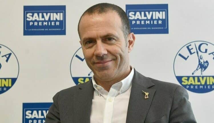 La proposta della Lega: corsi ed esercitazioni di antiterrorismo a scuola A seguito degli ultimi avvenimenti legati all’attualità internazionale, la Lega chiede alle scuole protocolli ed esercitazioni in caso di attentati. La proposta si estenderebbe dalle elementari agli istituti superiori. Il partito della Lega, in risposta a quanto successo a Bruxelles negli scorsi giorni e spinto dalle attuali dinamiche internazionali che stanno coinvolgendo l’Europa a seguito degli avvenimenti in Israele e Palestina, recupera un disegno di legge del 2020, proponendone l’attuazione, al fine, preventivo, di preparare insegnanti ed alunni ad un eventuale attacco terroristico. Il protocollo proposto dovrebbe prevedere corsi di formazione ed esercitazioni, ripetute annualmente, proposte dalle classi della scuola elementare agli istituti superiori. Il primo firmatario della proposta è Massimiliano Romeo, capogruppo a Palazzo Madama per la Lega. Il disegno di legge dovrebbe definire un sistema di allarme immediato annesso ad un piano operativo, condiviso con il ministero dell’Interno, il ministero dell’Istruzione ed il ministero della Difesa. L’idea sarebbe quella di nominare un referente per la sicurezza per ogni plesso scolastico, definire un elenco telefonico dei presidi condiviso in collaborazione con i presidi di polizia e carabinieri locali. Per quanto riguarda gli insegnanti e gli studenti, sarebbero previsti dei corsi di formazione e delle linee guida per i genitori e i dirigenti scolastici. Il testo della proposta di legge prenderebbe come riferimento il disegno di legge dell'11 febbraio 2020, designato a seguito del conflitto in Siria e in Libia, che avevano riacceso la minaccia del terrorismo. È stata, inoltre, stimata una cifra di spesa, che dovrebbe essere circa un milione di euro. I fondi utilizzati sarebbero recuperati attraverso il fondo emergenza.