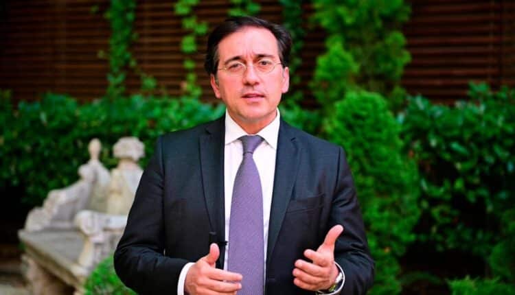 Le prospettive dei Paesi dell’Unione Europea sulla guerra in Medio Oriente Proseguono le azioni diplomatiche a favore di una pace in Medio Oriente. Il conflitto in Medio Oriente centrale al Consiglio dei ministri degli Esteri, ospitato a Lussemburgo il 26 e 27 ottobre. La crisi in Medio Oriente è al centro del Consiglio dei ministri degli Esteri, svoltesi oggi e domani a Lussemburgo. I leader dell’Unione europea discuteranno la richiesta di “pause” umanitarie nella guerra tra Israele e Hamas e del sostegno militare all’Ucraina. La Spagna attualmente detiene la presidenza presso l’Ue e chiede, in merito alla crisi in Medioriente, una conferenza internazionale di pace. "L'Ue deve parlare con una sola voce e condannare sia la violenza di Hamas che gli attacchi alla popolazione civile di Gaza", ha dichiarato il ministro degli Affari esteri spagnolo, José Manuel Albares. Il punto d’accordo tra i partecipanti dell’unione europea è, come afferma il ministro degli esteri Antonio Tajani, che “Due popoli due Stati, dare una prospettiva al popolo palestinese per fare cessare questa guerra". Anche Josep Borrell, rappresentante della politica estera dell’Unione Europea, si è espresso in merito “Le guerre in Israele e in Ucraina hanno diverse radici ma causano allo stesso modo scosse telluriche in tutto il mondo. La Russia si sta certamente avvantaggiando di questa situazione. Le accuse di doppi standard c'erano prima della guerra e ora ritornano: dobbiamo essere molto attenti a mostrare la stessa preoccupazione per ogni civile ucciso”, ha detto. Il presidente americano Joe Biden prosegue con i contatti con i paesi alleati: Canada, Francia, Germania, Gran Bretagna e Italia.