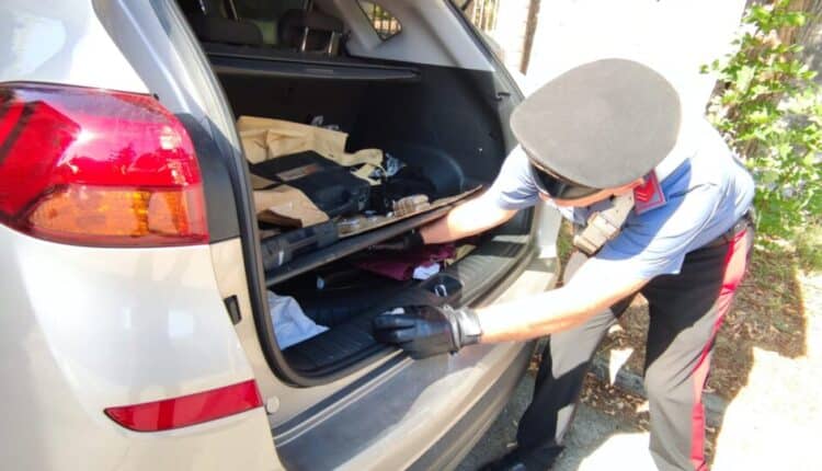 Lucca: i Carabinieri lo arrestano per maltrattamenti in famiglia ed in casa trovano quasi sei chili di hashish