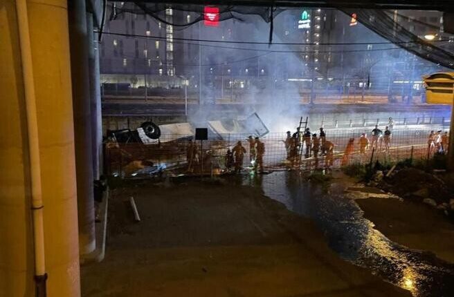 Mestre: bus di linea cade dal cavalcavia e va a fuoco, ci sono morti e feriti