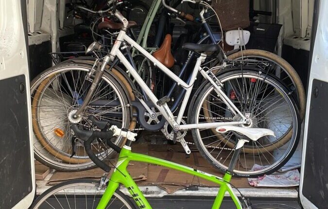 Milano, Via Aretusa, trovate 20 bici e 7 monopattini rubati e una borsa di droga