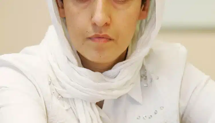 Nobel per la Pace: il premio all’attivista Narges Mohammadi, detenuta nelle carceri iraniani Il Premio Nobel per la pace 2023 è stato assegnato a Narges Mohammadi, giornalista attivista che sta lottando contro l’oppressione delle donne e la promozione dei diritti e libertà. Attualmente, dal 2016, detenuta nelle carceri iraniane. Il Comitato norvegese per il Nobel ha deciso di assegnare il Premio Nobel per la pace2023 all'attivista iraniana Narges Mohammadi. Il merito “per la sua lotta contro l'oppressione delle donne in Iran e per la promozione dei diritti umani e della liberta' per tutti". "La coraggiosa lotta di Narges Mohammadi ha comportato enormi costi personali. Il regime iraniano l'ha arrestata 13 volte, condannata cinque volte e condannata a un totale di 31 anni di carcere e 154 frustate. Mohammadi è ancora in prigione", ha spiegato Berit Reiss-Andersen, presidente del comitato norvegese per il Nobel. "La coraggiosa lotta di Narges Mohammadi ha comportato enormi costi personali. Il regime iraniano l'ha arrestata 13 volte, condannata cinque volte e condannata a un totale di 31 anni di carcere e 154 frustate. Mohammadi è ancora in prigione", ha ricordato la presidente del comitato norvegese per il Nobel, Berit Reiss-Andersen, annunciando l'assegnazione del Nobel a Oslo. "Il premio per la pace di quest'anno è un riconoscimento anche per le centinaia di migliaia di persone che, l'anno precedente, hanno manifestato contro le politiche di discriminazione e oppressione del regime teocratico iraniano nei confronti delle donne. Il motto adottato dai manifestanti - 'Donna - Vita - Liberta'" - esprime adeguatamente la dedizione e il lavoro di Narges Mohammadi", ha spiegato ancora il presidente nel discorso per l’assegnazione del premio. Narges Mohammadi, attivista e giornalista di 51 anni, è attualmente ancora detenuta nel carcere di Evin, imprigionata dalle autorità nel maggio 2016. Il comitato si è espresso in merito, auspicandosi che l’attivista venga rilasciata.