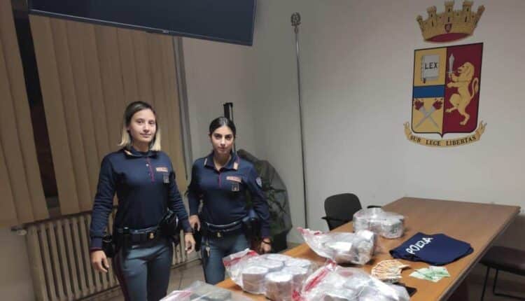 Sezione Polizia Stradale Forlì - in E45 con 30 chili di droga - Corriere arrestato - con squadra mobile Arezzo (26-10-23) - FOTO 2