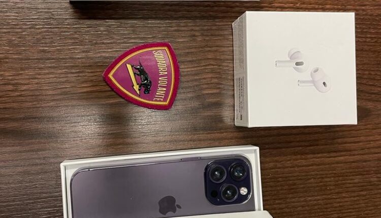 Tenta di vendere smartphone rubati, romena denunciata. 