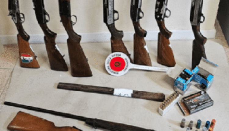 Trovate in una roulotte fucili e munizioni, denunciato un uomo e armi sequestrate a Porto Azzurro