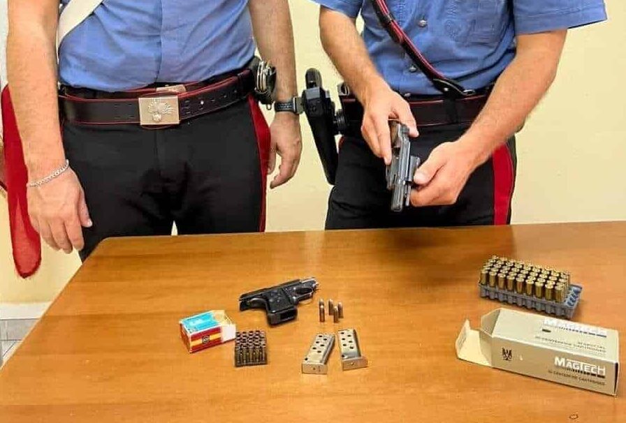Baronia (Nuoro): turista tedesco arrestato perchè in possesso di due pistole clandestine importate dalla Germania.