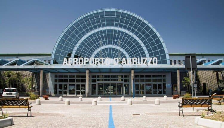 25enne nigeriano, con permesso di soggiorno scaduto, aggredisce la Polizia che tenta di farlo scendere dall’aereo.