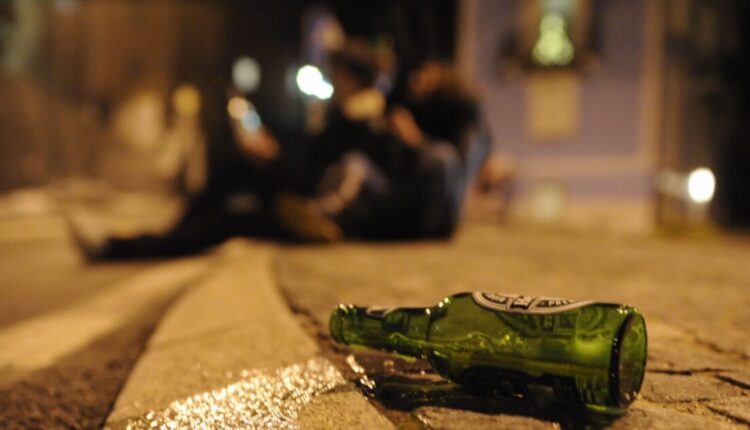 Crema(Cremona): somministra alcolici ai minori, la ragazza minorenne finisce in pronto soccorso.