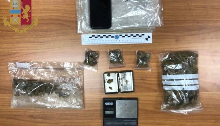 Taranto: scoperta attività di spaccio di circa 120 grammi di marijuana, il giovane tarantino viene arrestato dalla Polizia di Stato.