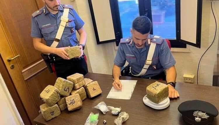 Bologna: arrestati due italiani in possesso di oltre 10kg di droga e 1000 euro in contanti.