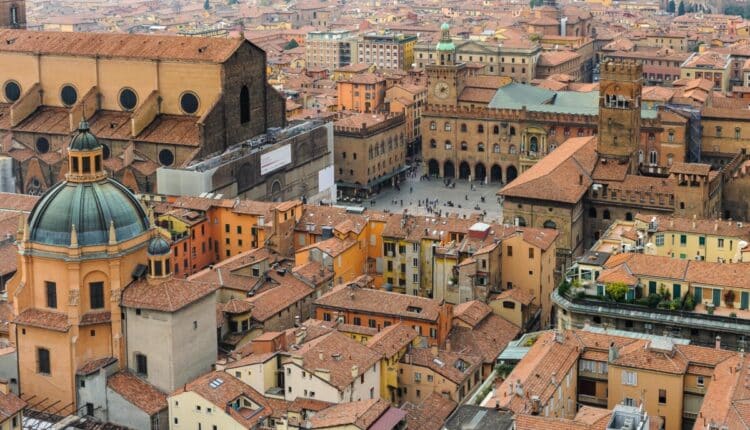 Torre Garisenda (Bologna): Bonaccini e Felicori: "La Regione è pronta a fare la propria parte e contribuirà con 5 milioni di euro ai lavori per salvare questo simbolo di Bologna".
