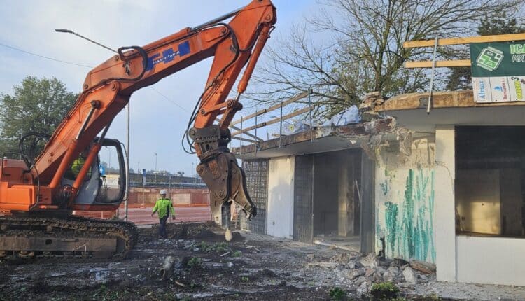 Vicenza: è iniziata oggi la demolizione dell'ex chiosco davanti alla stazione ferroviaria.