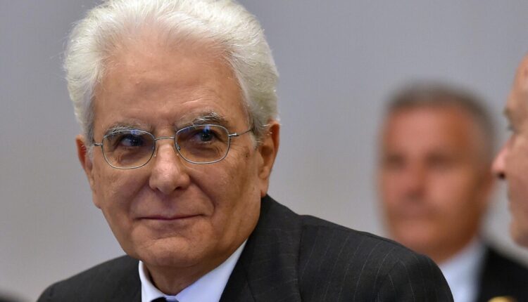 È iniziata a Genova l'assemblea nazionale dell'Anci: presente il Presidente della Repubblica Sergio Mattarella e prevista la partecipazione di circa tremila sindaci Il padiglione Blu della Fiera di Genova ospiterà in questi giorni fino al 26 ottobre 2023, la quarantesima assemblea nazionale dell’Anci. Durante la convention verrà posta particolare attenzione all’attuazione del Pnrr. È in corso presso il padiglione Blu della Fiera di Genova la convention nazionale dell’Anci. Per la quarantesima edizione è prevista la partecipazione di circa 3000 sindaci. All’evento, che terminerà il 26 ottobre 2023, presenzierà anche il Presidente della Repubblica, Sergio Mattarella. Il Presidente italiano, durante la convention, ha rilasciato alcune dichiarazioni in merito al Pnrr: "Oggi è il tempo della prova. Le risorse e i progetti del Piano costituiscono un'occasione storica per il Paese, con la mobilitazione di importi ingenti, addirittura superiori a quelli del provvidenziale e mitico 'Piano Marshall' nel dopoguerra", ha detto il Presidente Sergio Mattarella. Anche la Premier, Giorgia Meloni, è intervenuta durante la convention dell’Assemblea dell’Anci, attraverso un videocollegamento, parlando dell’attuazione del Pnrr: “I Comuni sono i soggetti attuatori di una molteplicità di interventi che valgono quaranta miliardi di euro e il governo è riconoscente per il ruolo decisivo avuto dagli enti locali per mettere a terra i progetti, che non è stata una sfida facile per nessuno”, ha affermato. Giorgia Meloni ha posto, inoltre, l’attenzione sulla normativa che regola l’abuso d’ufficio, attualmente in corso di valutazione presso il Parlamento. “Un intervento necessario, una promessa mantenuta, per dare regole certe e garantire che i sindaci possano portare avanti senza paura la missione che i cittadini hanno affidato loro", ha dichiarato la Presidente del Consiglio dei ministri.