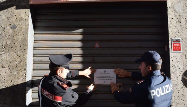 foto comunicato chiusura bar saronno