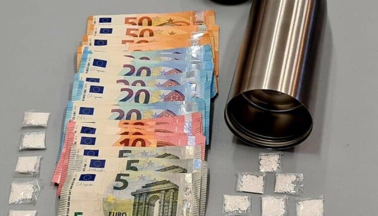 Milano: nascondeva droga in una borraccia, arrestato dalla Polizia di Stato.