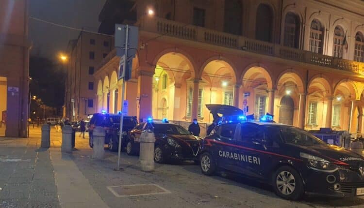 Bologna: i servizi antidroga dei Carabinieri arrestano 22enne italiano ricercato dall'autorità giudiziaria e in possesso di 157 grammi di droga.