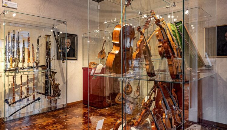 Trieste: per i “lunedì dello Schmild” incontro dedicato a “l’arte della liuteria: dagli abeti di risonanza al suono degli strumenti ad arco”.