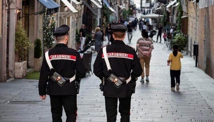 Lucca: denunciata una donna per furto di bancomat e indebiti prelevamenti per 9.000 euro.