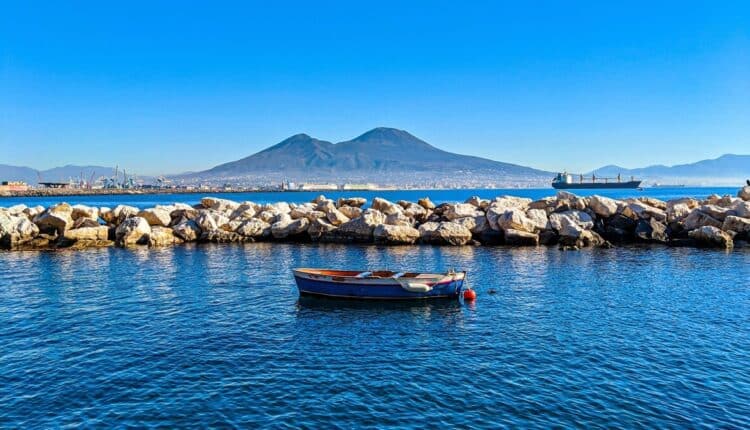 "Alto Impatto" alla Stazione di Napoli Centrale: arrestato un 53enne per detenzione illecita di sostanza stupefacente e 400 persone identificate.
