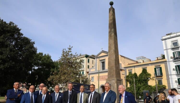 Napoli: ripristinato l'Obelisco della Meridiana della Villa Comunale.
