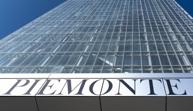 Torino: davanti al grattacielo sede della regione intitolata la piazza del Piemonte.