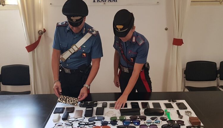 Trapani: ruba una borsa da un’auto in sosta e fa acquisti in tabaccheria con la carta di credito.