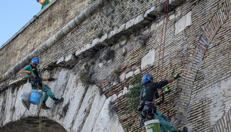 Roma: sopralluogo Gualtieri intervento di pulizia acrobatica a Ponte Milvio.