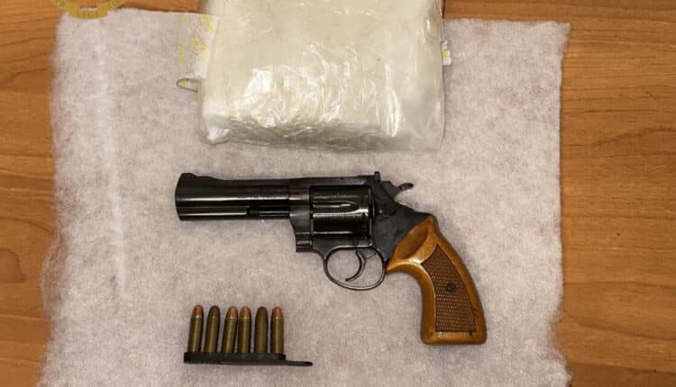 Roma: pistola e droga in casa, la Polizia di Stato arresta un 30enne gravemente indiziato di spaccio di sostanze stupefacenti e detenzione abusiva di armi e munizionamento.