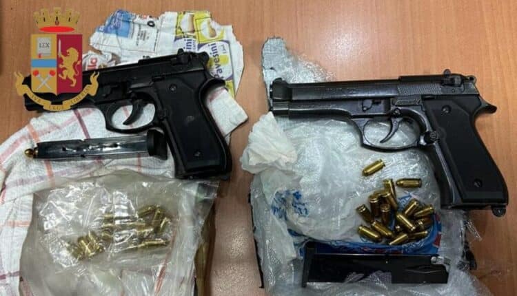 Scampia (Napoli): trovate due armi nell’intercapedine tra il vetro e la grata di un finestrone.