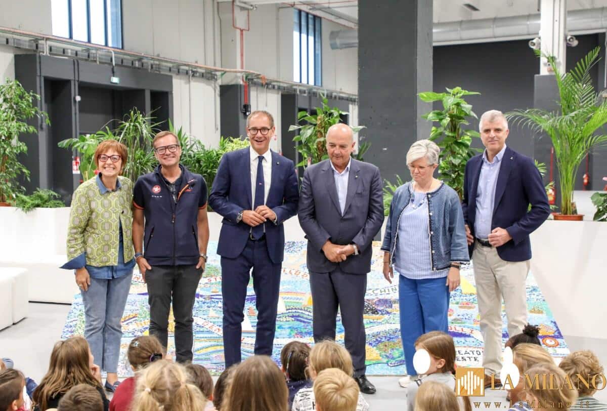 Al Trieste Convention Centre in Porto Vecchio, ora Porto Vivo, è stato inaugurato ieri pomeriggio alla presenza del Sindaco Roberto Dipiazza il Mosaico realizzato dai ragazzi dei ricreatori comunali in occasione della Barcolana 55.