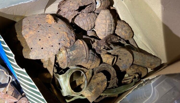 La squadra della Questura di Venezia sequestra materiale bellico in un garage a Mestre.