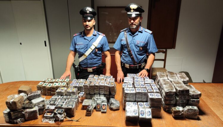Altopascio (Lucca): i Carabinieri trovano e distruggono oltre 110 chili di droga, dal valore di quasi un milione e mezzo di euro.