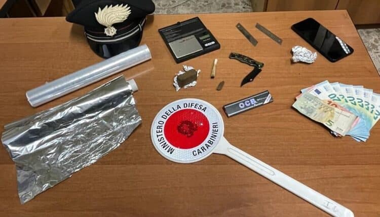 18enne casertano è stato sorpreso in possesso di circa 22 grammi di droga e di un coltello, arrestato.