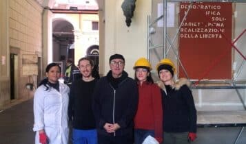 Bari, nell'androne di palazzo di città, l'installazione artistica curata dal maestro Giuseppe Caccavale