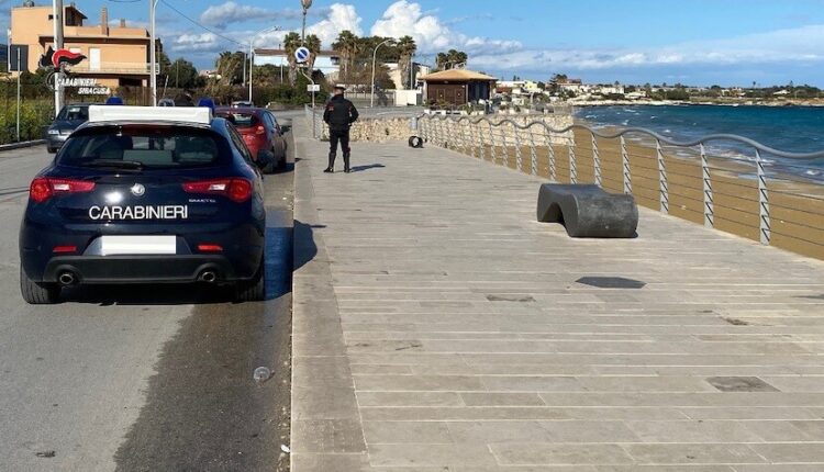 Avola (Siracusa): sorpresi 3 uomini a rubare nel centro comunale di raccolta.