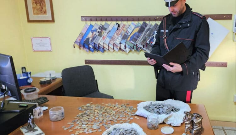 Identificato il 55enne rumeno che faceva la “spesa” di prodotti biologici dai distributori automatici utilizzando monete destinate al macero.