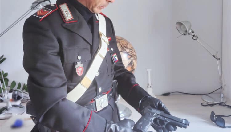 Per risolvere i rancori condominiali estrae la pistola e la mostra al vicino di casa che chiama i carabinieri.