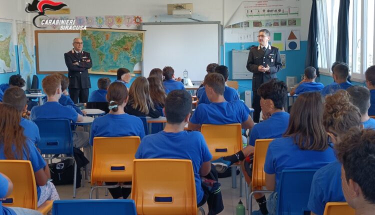 Augusta (Siracusa): i Carabinieri incontrano gli studenti dell’istituto comprensivo “Costa” per il progetto di cultura e diffusione della legalità.