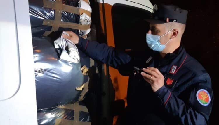 In comune di Signa (Firenze) i Carabinieri Forestali sequestrano un automezzo per gestione illecita di rifiuti speciali non pericolosi, denunciate due persone.