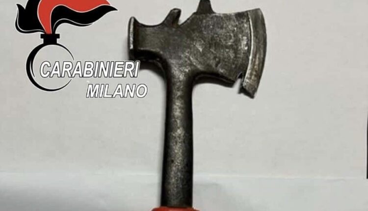 Paderno Dugnano (MI), minaccia i carabinieri con un'ascia e sfugge all'inseguimento con spray e taser: nei guai un 35enne