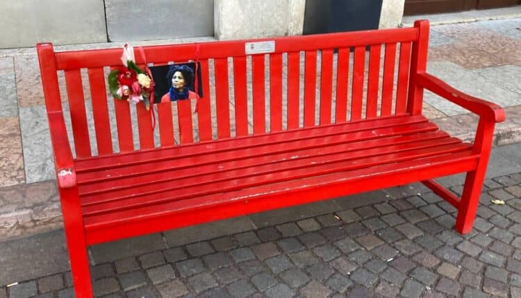 In piazza Santa Maria Maggiore (Trento) silenzio e riflessioni in ricordo di Giulia e di tutte le donne vittime di violenza.