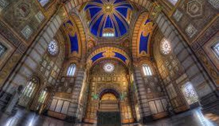 L’ex premier Silvio Berlusconi è stato iscritto al Famedio di Milano Il Famedio di Milano, simbolo della città, da ieri, ospita anche il nome dell’ex Premier Silvio Berlusconi. La cerimonia ha ospitato i parenti, gli amici più intimi ed alcuni ex colleghi. Dalla giornata del 2 novembre il nome dell'ex premier Silvio Berlusconi è stato iscritto al Famedio di Milano, definito il pantheon dei cittadini che hanno dato lustro alla città. Il suo nome è stato registrato insieme ad altre 13 persone, ritenute degne di essere iscritte perché hanno collaborato a rendere grande Milano. I nomi di queste persone sono stati iscritti nel Tempio all'interno del Cimitero monumentale, all’interno dello stesso ci sono, anche, le spoglie di Alessandro Manzoni. La presidente del Consiglio comunale Elena Buscemi, in quanto anche partecipante della commissione del Famedio, ha tenuto un discorso descrivendo la figura dell’ex premier Silvio Berlusconi. "Con l'iscrizione al Famedio la nostra città rende merito al ragazzo dell'Isola, all'imprenditore creatore di decine di migliaia di posti di lavoro, al leader politico e al segno indelebile lasciato dal suo talento visionario, così come dalla sua personalità strabordante, tanto apprezzati quanto criticati, ma senza alcun dubbio cruciali nella storia recente di Milano e dell'Italia", ha scritto la commissione del Comune motivando la scelta dell’iscrizione dell’ex premier. L’iscrizione è avvenuta mediante una cerimonia, alla quale hanno partecipato i parenti e gli amici stretti di Silvio Berlusconi. Presenti anche alcuni colleghi come il suo sostituto neoeletto, Adriano Galliani, il deputato Alessandro Cattaneo e l’attuale capogruppo al Senatolicia Ronzulli.