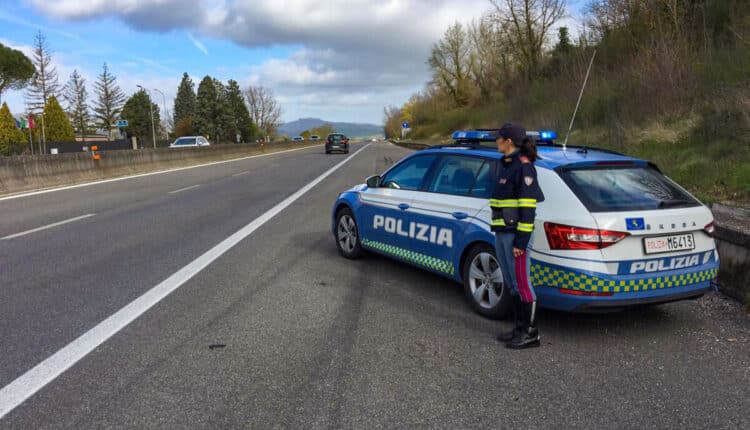 Novara: controlli sull'Autostrada dei Laghi, trovato uomo con documenti falsi.