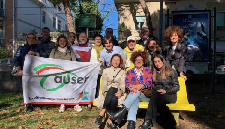 Pesaro: il parco di via Abba a Pantano accoglie la panchina gialla della cultura dei diritti umani.