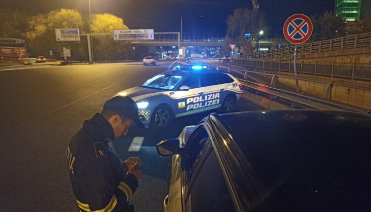 Guida a tutto gas ma è privo di patente, tenta di eludere il controllo dichiarando la (finta) malattia del figlio.