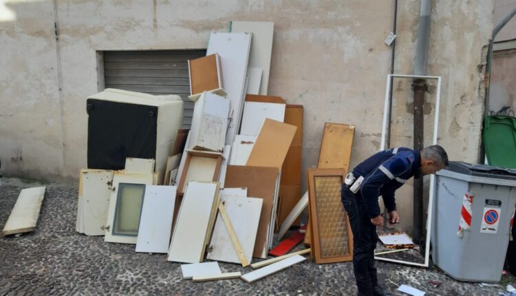 Sassari: rifiuti abbandonati in via Maddalena, guai penali per 4 persone.